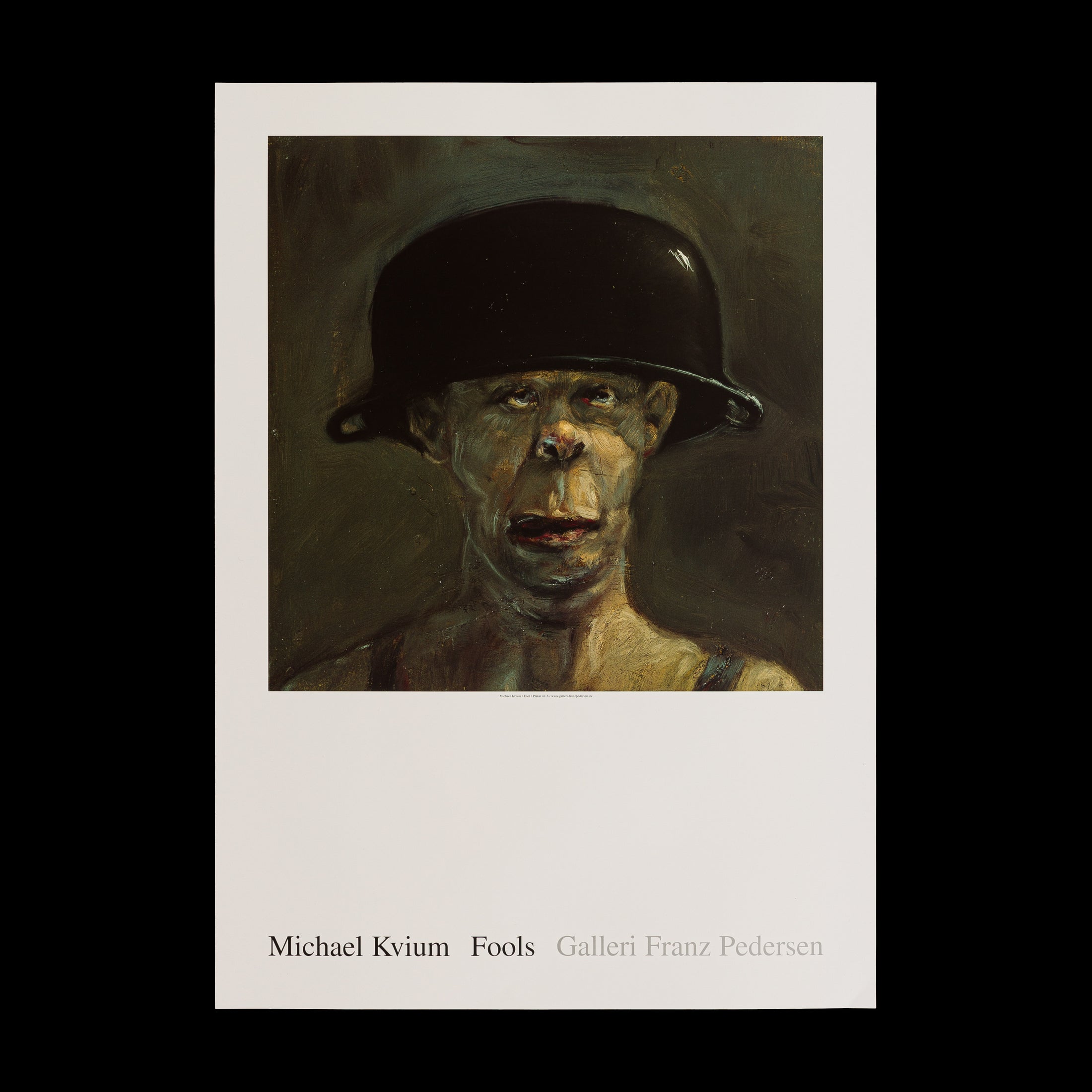 Plakat af Michael Kviums Fool no. 3 fra Galleri Franz Pedersen, som viser en figur med en hjelm og et intens, stirrende blik, der udforsker temaer om identitet og selvrefleksion.